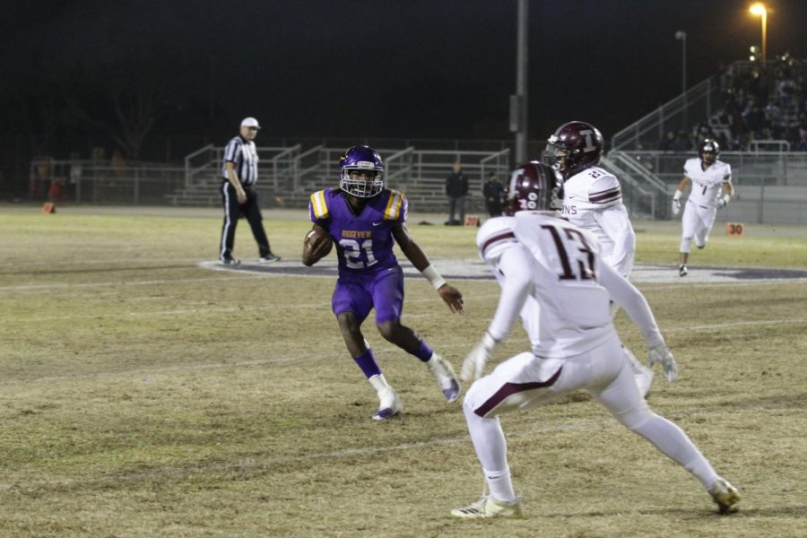 Jaron Amos runs with the ball against Independence High School last year. 