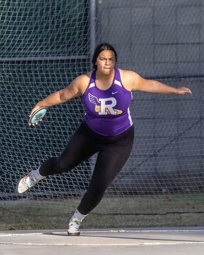 Myli Level throwing discs at a meet. 