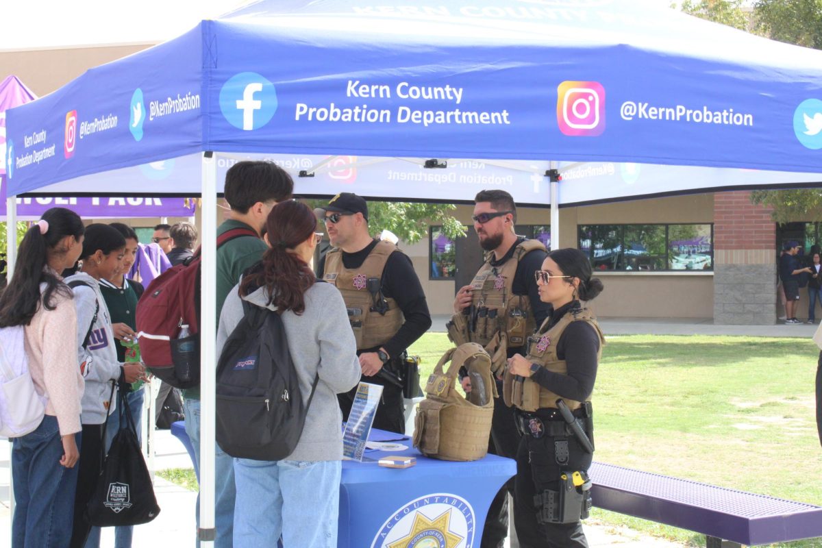 The+Probation+Department+Officers+talking+to+Ridgeview+students+at+the+Career+Fair.