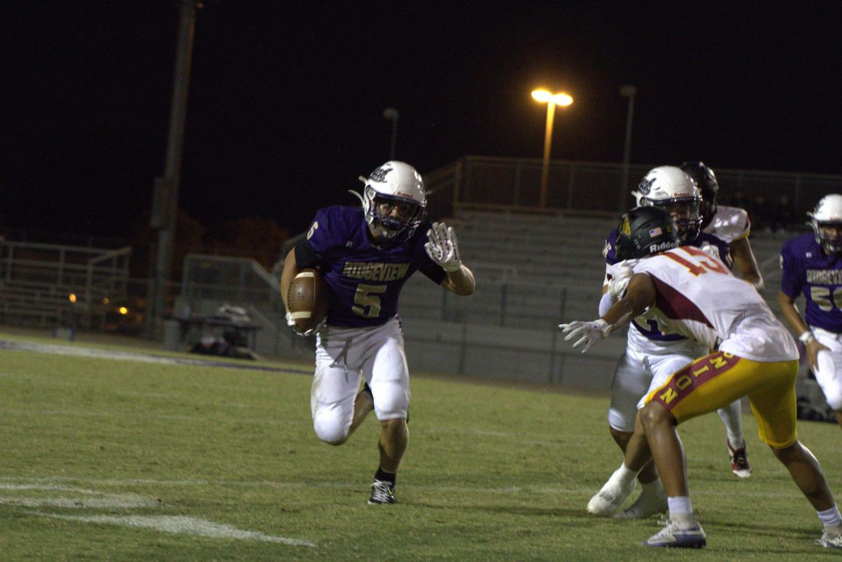 Gunner Cunningham running with the ball blocking people