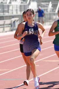 Chelsea running in front of her opponents Highland, and Independence  